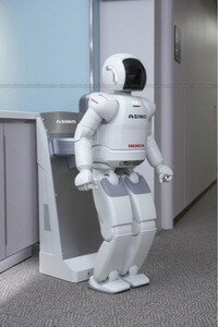 robot ładuje baterie
