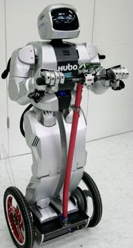 hubo jeździ na segwayu