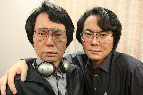Hiroshi Ishiguro z repliką jego samego